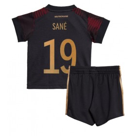Tyskland Leroy Sane #19 Borta Kläder Barn VM 2022 Kortärmad (+ Korta byxor)